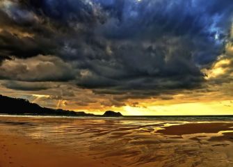 Atardecer con nubarrones negros