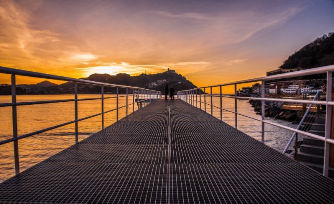 ATARDECER EN LA PASARELA : foto en Donostia-San Sebastián