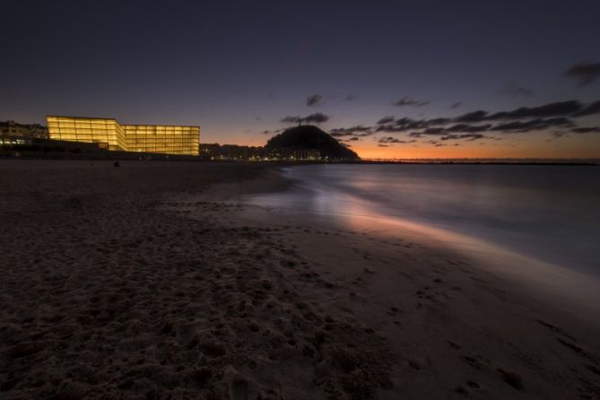 atardecer en zurriola beach: foto en Donostia-San Sebastián