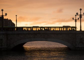 Autobusa ilunabarrean