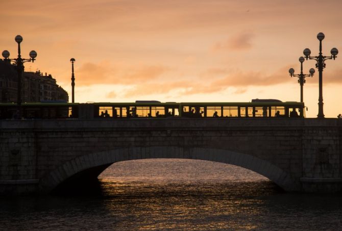 Autobusa ilunabarrean: foto en Donostia-San Sebastián