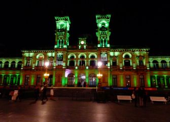 Ayuntamiento de Donosti iluminado