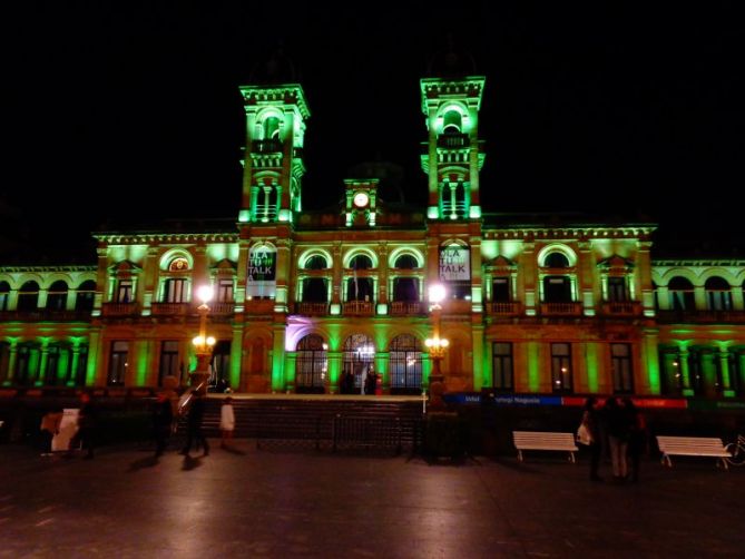 Ayuntamiento de Donosti iluminado: foto en Donostia-San Sebastián