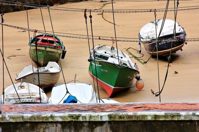 Bajamar en el puerto: foto en Zarautz