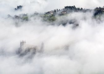 BAJO LA NIEBLA