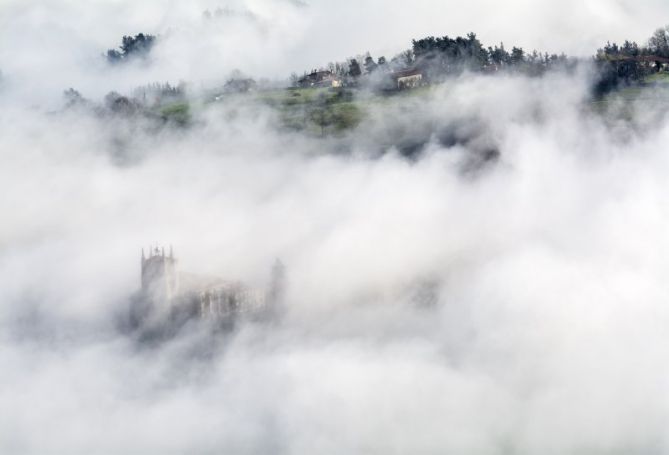 BAJO LA NIEBLA: foto en Segura