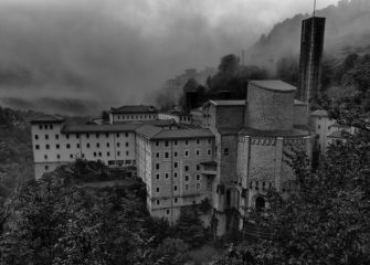 Basilica de Aranzazu en la niebla