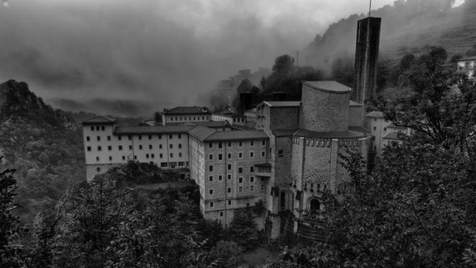 Basilica de Aranzazu en la niebla: foto en Oñati