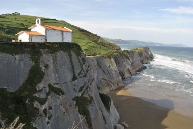 Bata besteari begira: foto en Zumaia