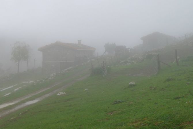 Bordas de Urbia entre las nieblas : foto en Oñati