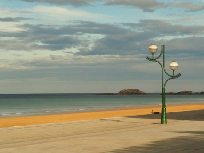 Calma en el malecón: foto en Zarautz