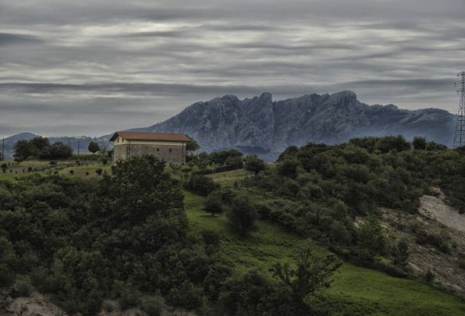 Caserío y Peñas de Aia: foto en Errenteria