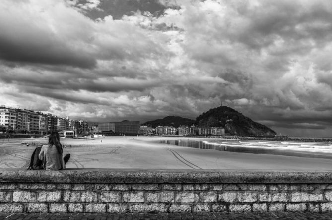 La chica de la Zurriola: foto en Donostia-San Sebastián