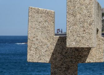 Chillida abraza a Oteiza