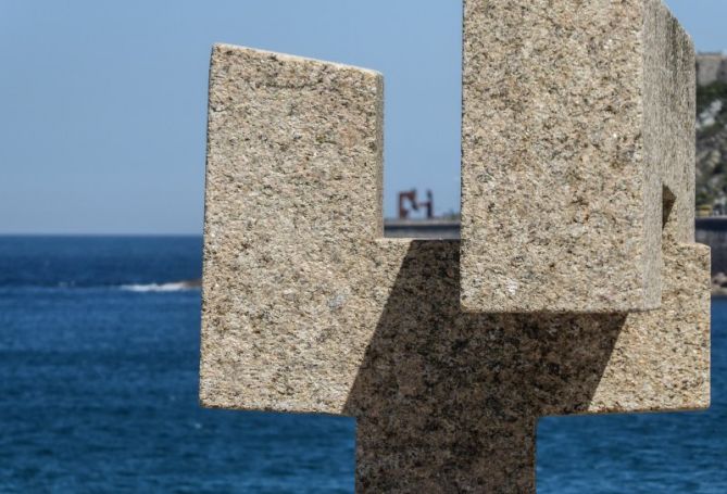 Chillida abraza a Oteiza: foto en Donostia-San Sebastián