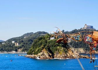 Ciervo come de la isla