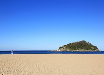 la concha, hablando por teléfono