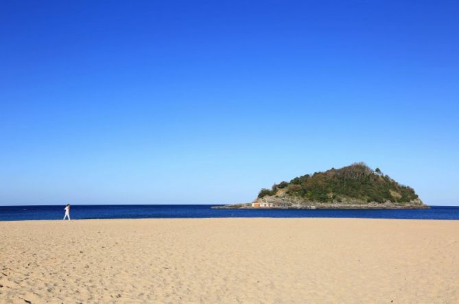 la concha, hablando por teléfono: foto en Donostia-San Sebastián