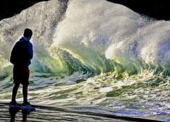 Contemplando espectáculos de las olas 
