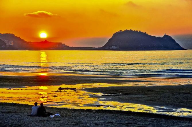 Contemplando la puesta de sol : foto en Zarautz