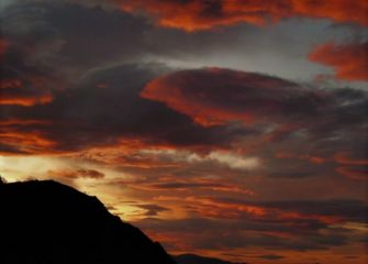 El corazón arde en un cielo infernal.