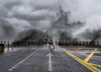 El corredor y las olas