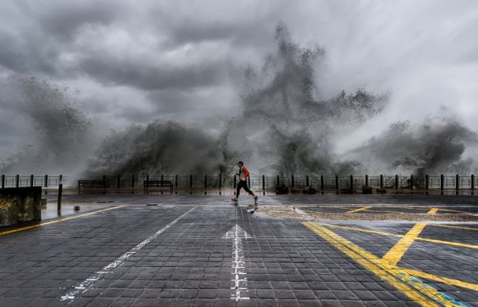 El corredor y las olas: foto en Donostia-San Sebastián