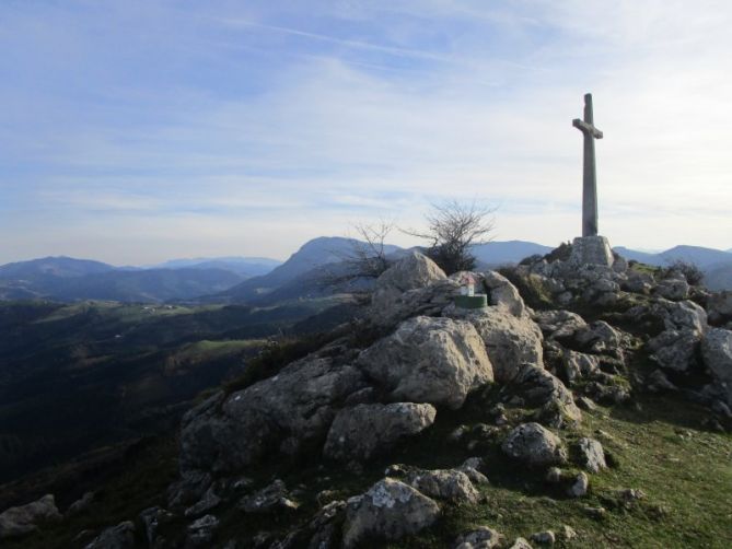 Cruz del monte Andutz.: foto en Deba