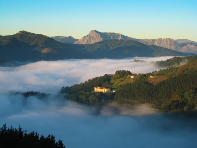 Eibar sobre manto de nubes: foto en Eibar