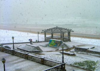 Elurra Zarautzko hondartzan 