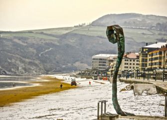 Elurra Zarautzko hondartzan 