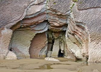 Entrada de cueva de flysh