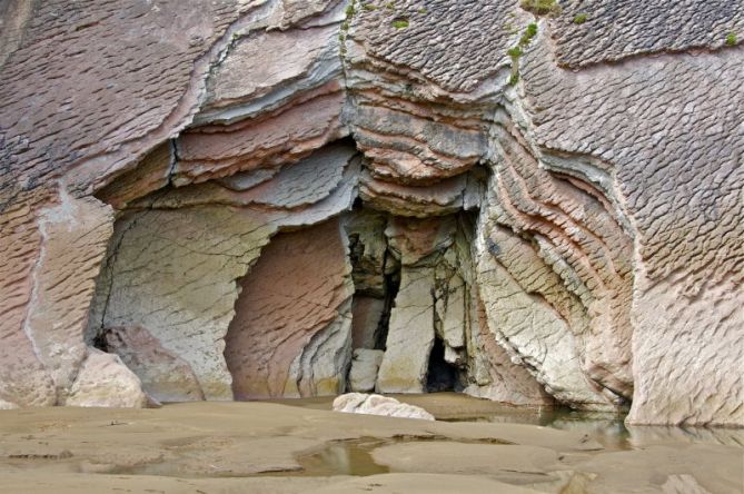 Entrada de cueva de flysh: foto en Zumaia