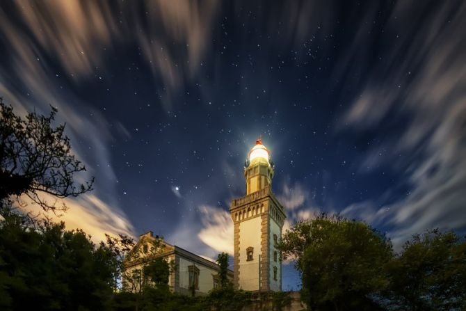 Faro y estrellas: foto en Hondarribia