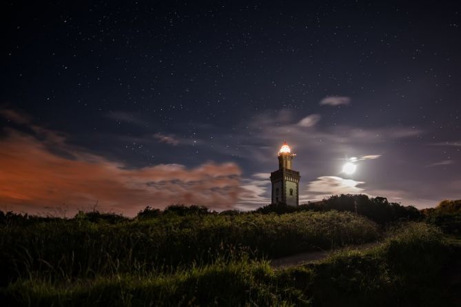 Faro y luna: foto en Hondarribia