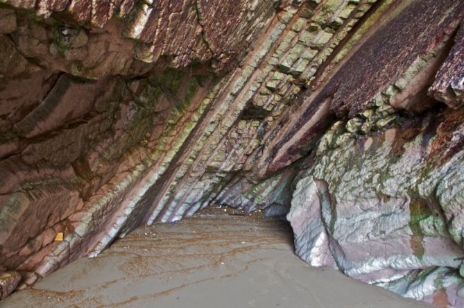 Flysh dentro de la cueva de Zumaia : foto en Zumaia