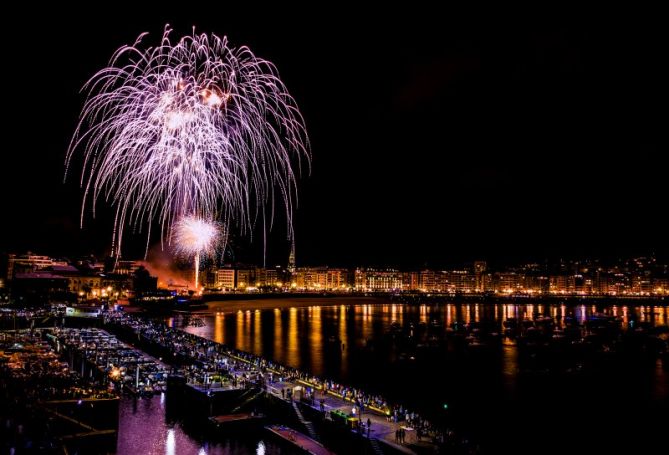 fuegos en la bahia: foto en Donostia-San Sebastián