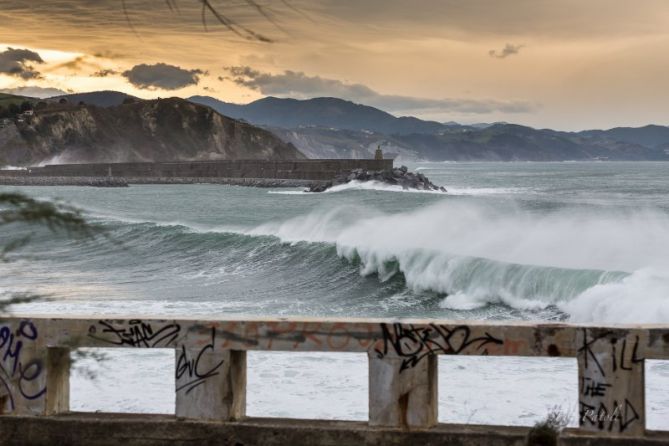 La fuerza del mar: foto en Zumaia