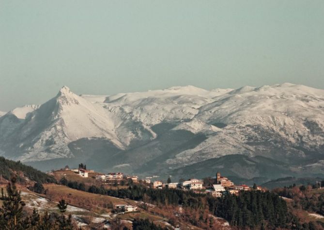 Gabiria eta atzean Aralar: foto en Gabiria