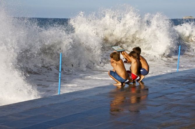 Gasteak jolasten olatuarekin : foto en Zarautz