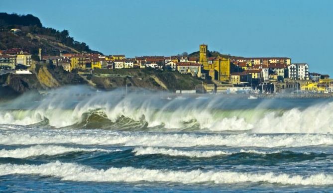 Getaria con grandes olas : foto en Getaria