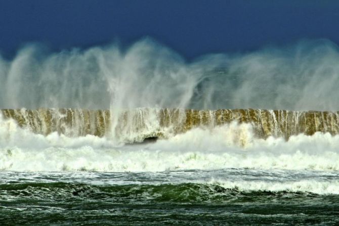 Grandes olas en la playa de Zarautz : foto en Zarautz