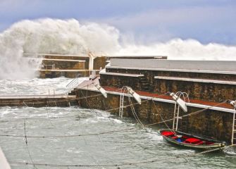 Grandes olas en el puerto de Zarautz 