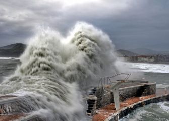 Grandes olas en Zarautz 