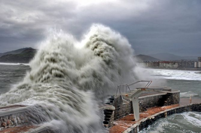 Grandes olas en Zarautz : foto en Zarautz