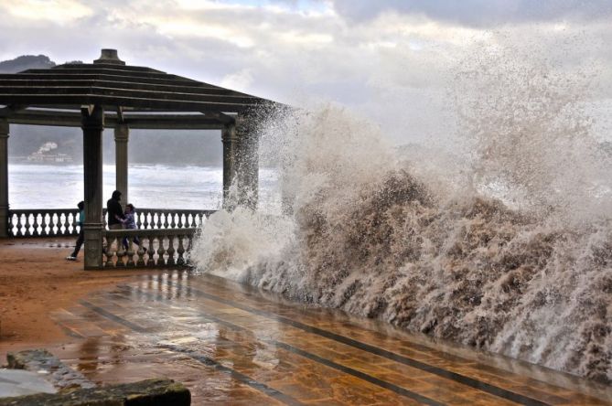 Grandes olas en Zarautz : foto en Zarautz