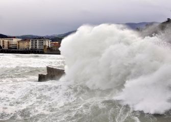 Grandes olas en Zarautz 
