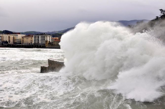 Grandes olas en Zarautz : foto en Zarautz