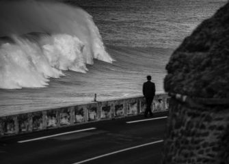 El hombre de la curva