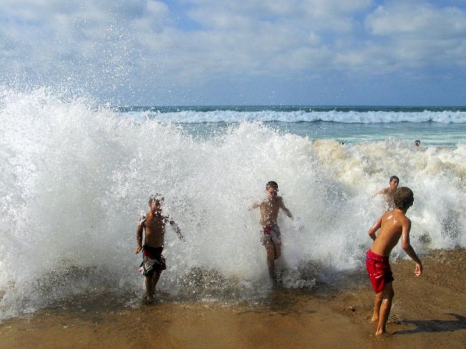 Hondartzan jolasten : foto en Zarautz